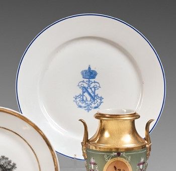 null Assiette en porcelaine à décor en bleu au centre du chiffre de l’Empereur Napoléon...