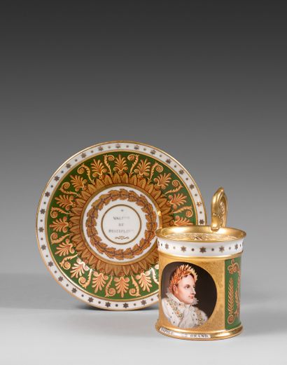 null 
SÈVRES Très rare tasse litron Fragonard et sa soucoupe en porcelaine, l’anse...
