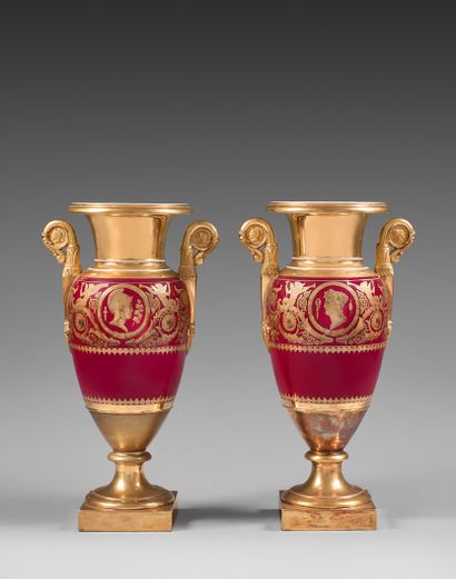 null -PARIS Paire de vases en forme balustre en porcelaine à décor en or de profils...