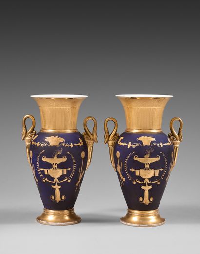 null -PARIS Paire de vases en porcelaine de forme balustre à décor en or sur fond...