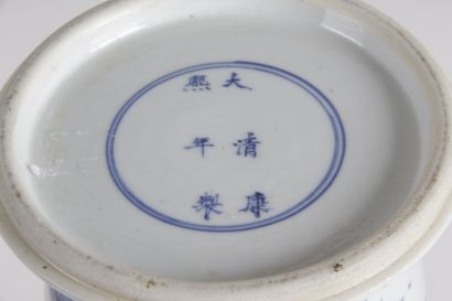 null CHINE, XXE SIÈCLE Vase balustre en porcelaine bleu-blanc à décor d’une fête...