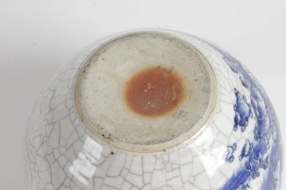 null JAPON, XXe SIÈCLE Petite vasque en porcelaine à décor d’un paysage en bleu sur...