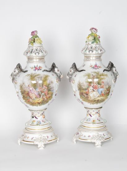 null PORCELAINE DE SAXE Grand vase pot-pourri de forme ovoïde sur piédouche, à décor...