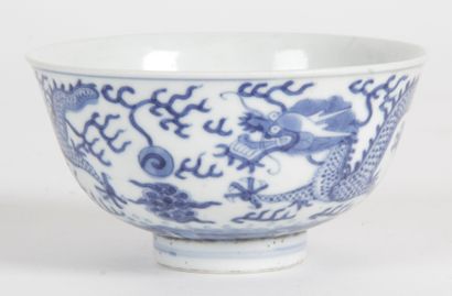 null Chine, période Guangxu, fin XIXe siècle Petite coupe en porcelaine bleu-blanc...