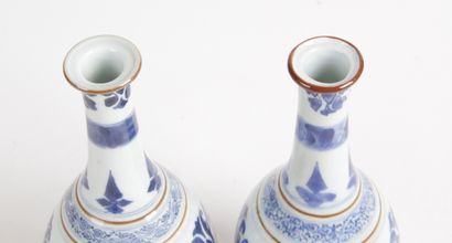 null China, 20th century Two small blue-white porcelain bottle vases with long necks...