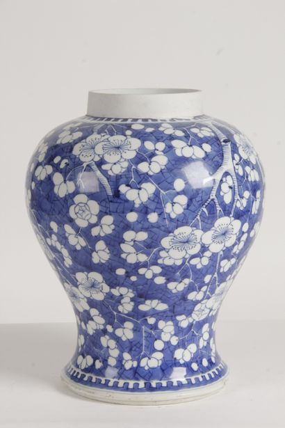 null Chine, fin XIXe-XXe siècle Potiche en porcelaine bleu-blanc à décor de prunus...