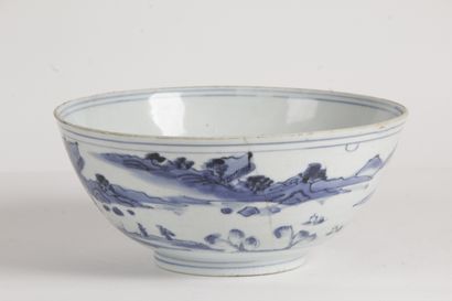 null Chine, période Ming, époque Tianqi, XVIIe siècle Bol en porcelaine bleu-blanc,...