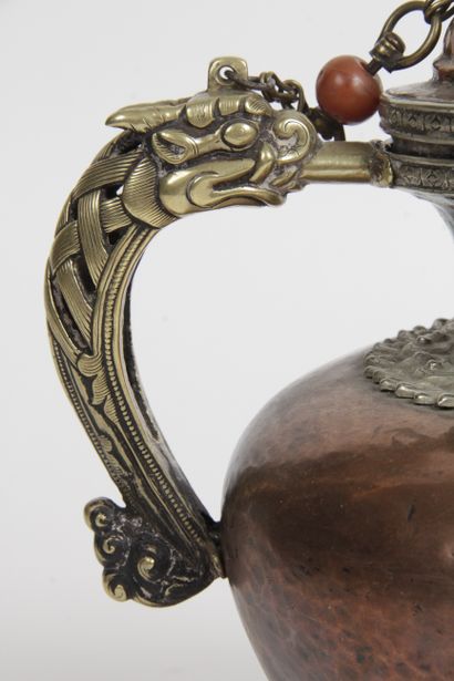 null Tibet or Mongolia, 19th century Covered copper pot, with a large body, the bases...
