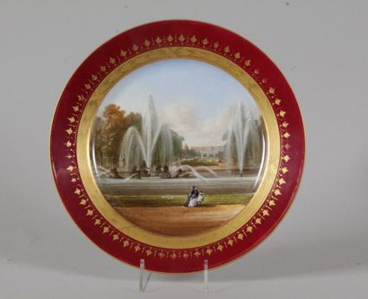 null MANUFACCTURE DE SÈVRES, XIXe siècle VERSAILLES, CHAR D’APOLLON Assiette en porcelaine...