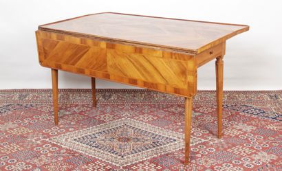 null RECTANGULAR TABLE with walnut and walnut veneer flaps. The top has a slight...