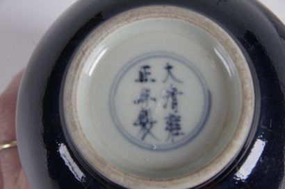 null CHINA, 16TH AND 20TH CENTURY Lot of three objects including a small blue-white...