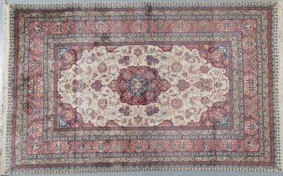 null TABRIZ RUG (Iran, second part of the 19th century) Decorated with an old rose...
