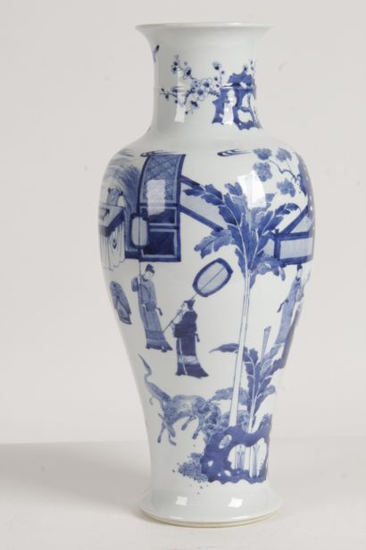 null CHINE, XXE SIÈCLE Vase balustre en porcelaine bleu-blanc à décor d’une fête...