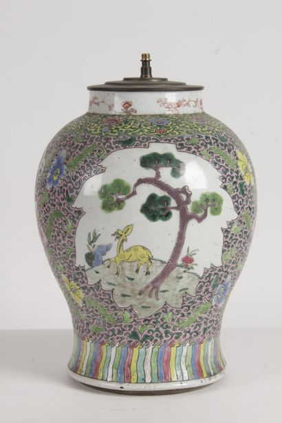  Chine, vers 1900 Potiche en porcelaine et émaux de la famille rose, à décor de daims...