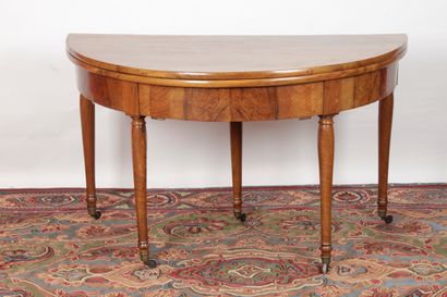 null Round half moon table in walnut and walnut veneer. It rests on tapered legs...