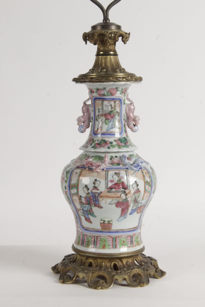 null CHINE, VERS 1900 Vase en porcelaine et émaux famille rose, à panse galbée et...
