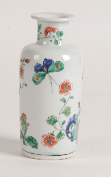 null Chine, début-milieu XXe siècle Petit vase rouleau en porcelaine et émaux de...