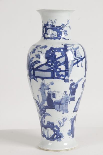 null CHINE, XXE SIÈCLE Vase balustre en porcelaine bleu-blanc à décor d’une fête...