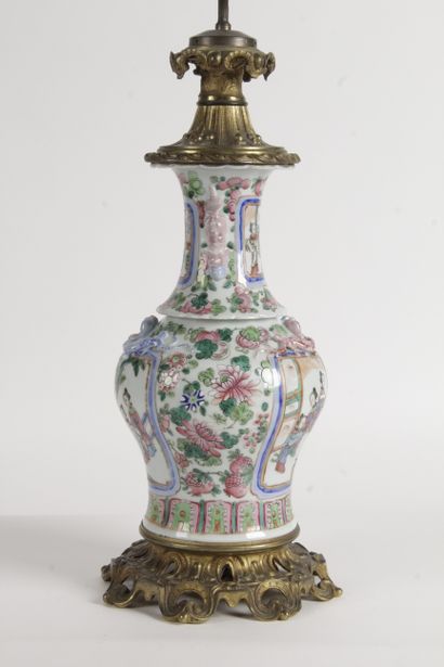  CHINE, VERS 1900 Vase en porcelaine et émaux famille rose, à panse galbée et long...
