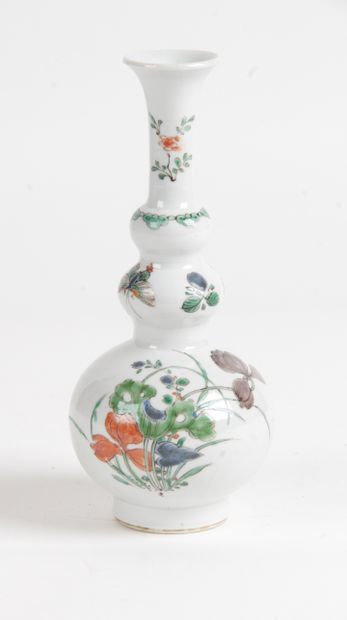 null Chine, début XXe siècle Petit vase bouteille à long col rythmé par deux bulbes,...