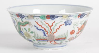 null CHINE, XXE SIÈCLE Coupe en porcelaine et émaux de style Doucai, orné à l’intérieur...