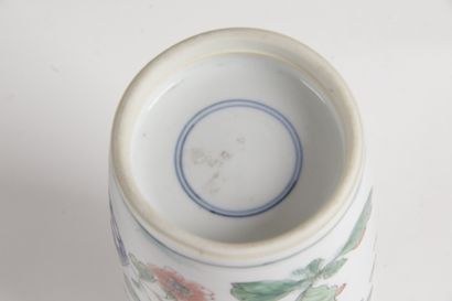 null Chine, début-milieu XXe siècle Petit vase rouleau en porcelaine et émaux de...