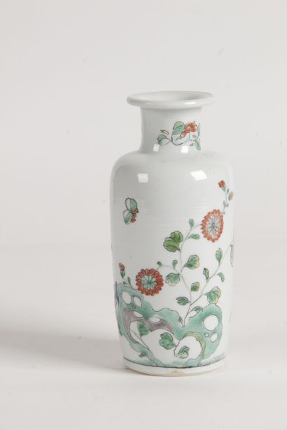 null Chine, début-milieu XXe siècle Petit vase rouleau en porcelaine et émaux de...