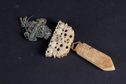 null Chine, vers 1900 Pendentif double en ivoire marin, un des éléments sculpté et...