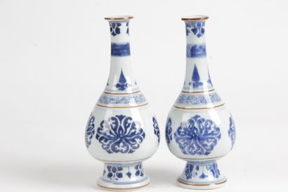Chine, XXe siècle Deux petits vases bouteilles...