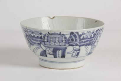 null SOUTH CHINA-VIETNAM, 17th-early 18th CENTURY Blue-white porcelain bowl on a...