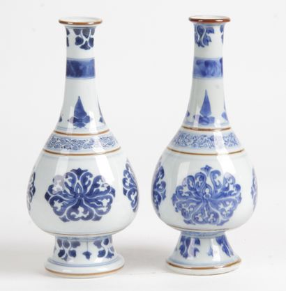 null Chine, XXe siècle Deux petits vases bouteilles formant pendants, à long col...