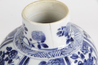null Chine, fin XIXe- début XXe siècle Paire de vases en porcelaine bleu-blanc à...