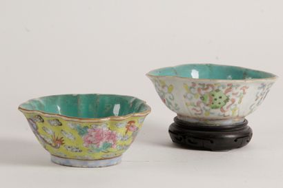 null CHINE, PERIODE TONGZHI (1861-1875) Deux coupes polylobées en porcelaine et émaux...