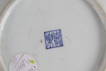 null CHINE POUR LE VIETNAM, XIXE SIÈCLE Deux petites assiettes en porcelaine bleu-blanc,...