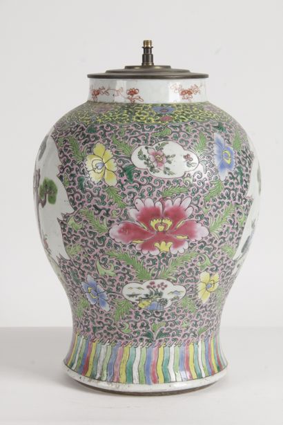 null Chine, vers 1900 Potiche en porcelaine et émaux de la famille rose, à décor...