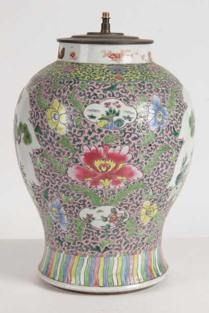 null Chine, vers 1900 Potiche en porcelaine et émaux de la famille rose, à décor...