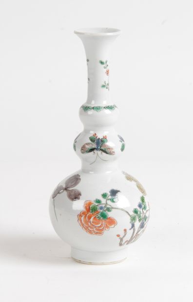 null Chine, début XXe siècle Petit vase bouteille à long col rythmé par deux bulbes,...