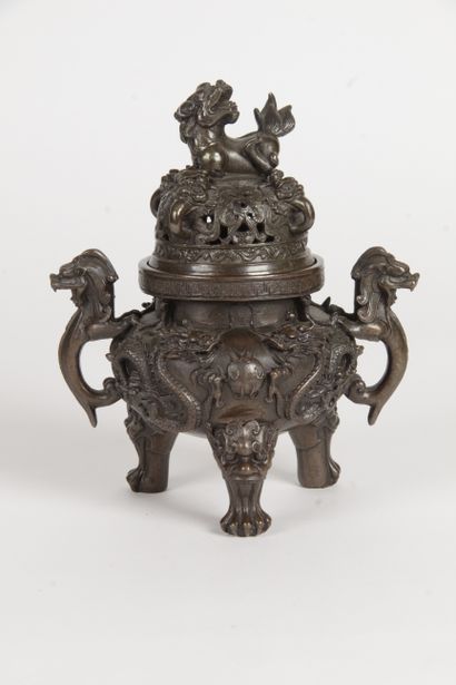 CHINA, 20th CENTURY Covered tripod incense...