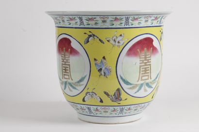 null CHINA, FIRST HALF-MIDDLE 20th CENTURY Porcelain and polychrome enamel planter...