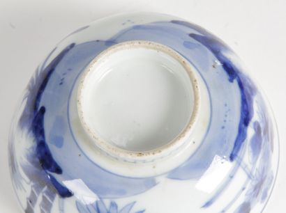 null Japon, Arita, XIXe siècle Petite coupe sur talon, en porcelaine bleu-blanc,...