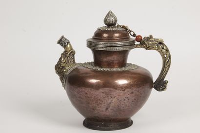null Tibet or Mongolia, 19th century Covered copper pot, with a large body, the bases...