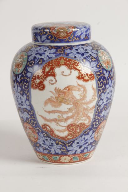 null JAPAN, EARLY 20th CENTURY Imari porcelain covered pot, decorated with coral...