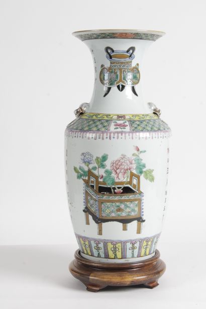 null CHINE, FIN XIXE SIÈCLE Vase balustre en porcelaine et émaux polychromes, à décor...