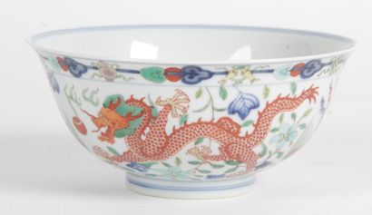 null CHINA, 20th CENTURY Doucai style porcelain and enamel bowl, decorated inside...