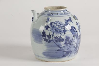 CHINE, VERS 1900 Petite jarre à eau en porcelaine...