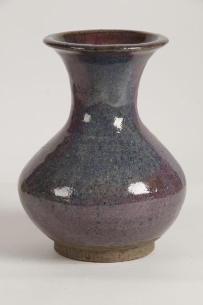 null CHINA, 19th CENTURY Brown stoneware vase with a wide body and a high flared...