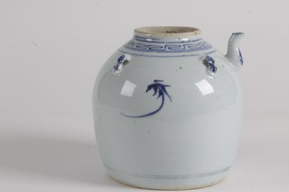 null CHINE, VERS 1900 Petite jarre à eau en porcelaine bleu-blanc à décor d’un phénix...