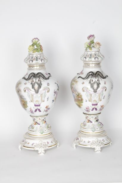 null PORCELAINE DE SAXE Grand vase pot-pourri de forme ovoïde sur piédouche, à décor...