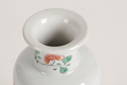 null Chine, début-milieu XXe siècle Petit vase rouleau en porcelaine et émaux de...