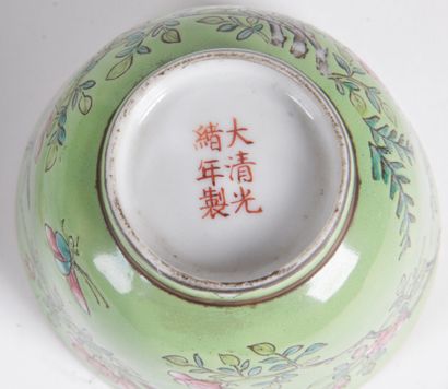  Chine, période Guangxu, XIXe siècle Coupe et sa soucoupe en porcelaine et émaux...